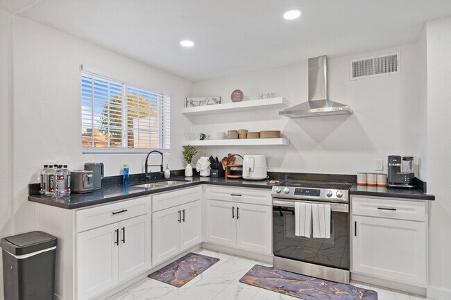 Building Photo - 3101 N 40th Dr