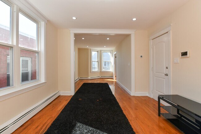 Building Photo - 1402 8TH St