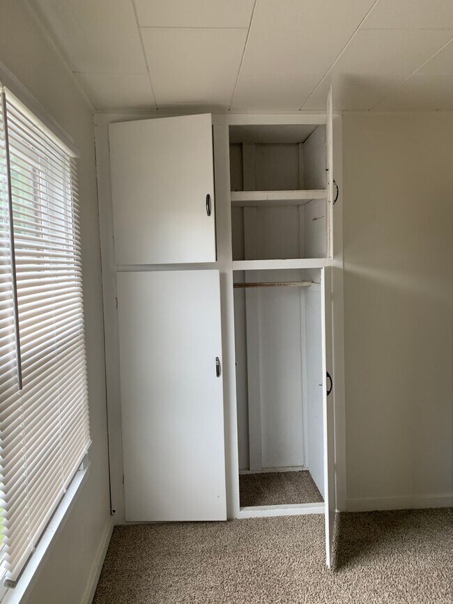 Building Photo - 2 Bedroom ~ 1 bath Cottage near Campus in serene setting