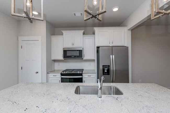 Building Photo - Monte Vista Townhomes