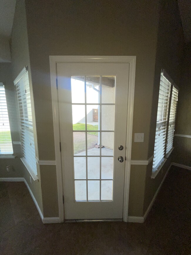 Family/Living Room Door to Backyard - 5648 W Millbrae Ave