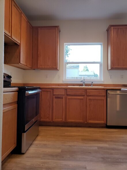 Building Photo - 18579 SW Takena Ct