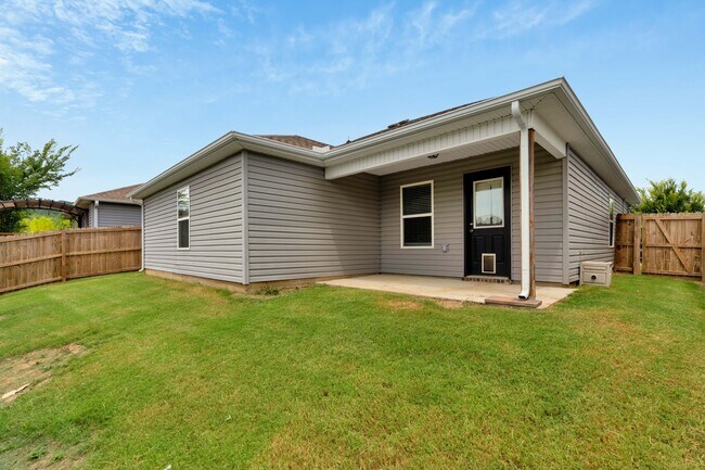 Building Photo - 3 Bed 2 Bath home mins away from the University!