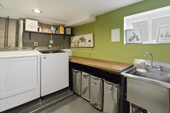 Building Photo - 3018 N Whipple St