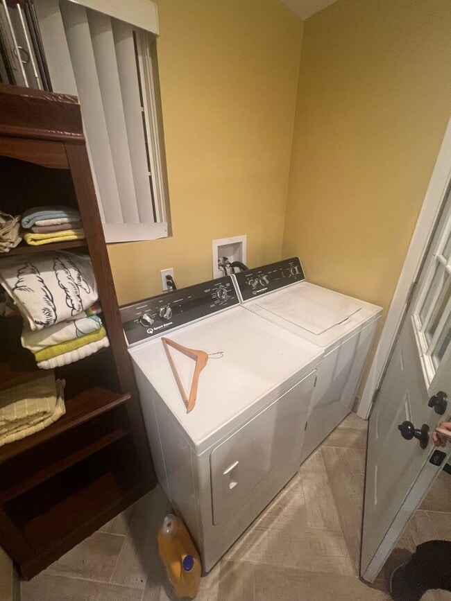 Building Photo - 2 Bedroom ADU in Ontario