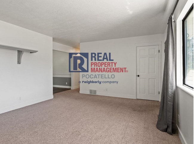 Building Photo - 5 Bedroom Home - University Area - Must See - Pet (dog) Negotiable