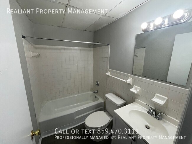 Building Photo - 208 Lakeshore Dr
