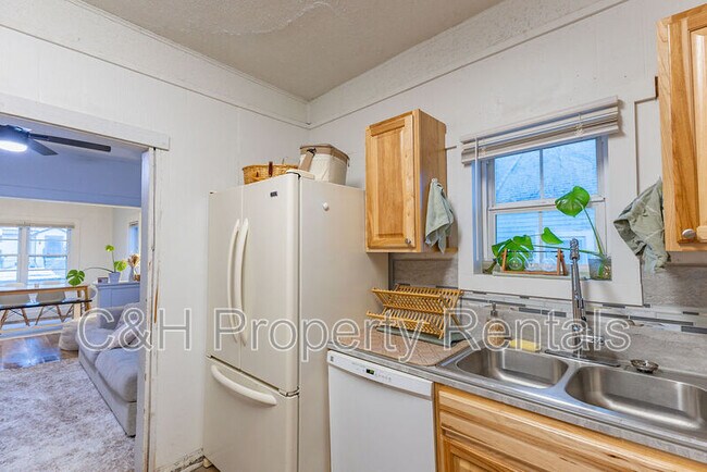 Building Photo - 631 Miles Ave