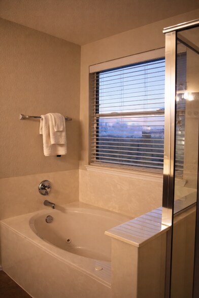 Building Photo - 619 Starlight Dr