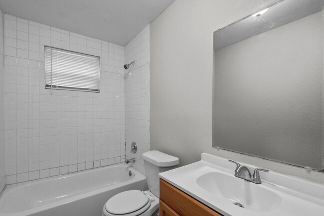 Building Photo - 2328 Boss St