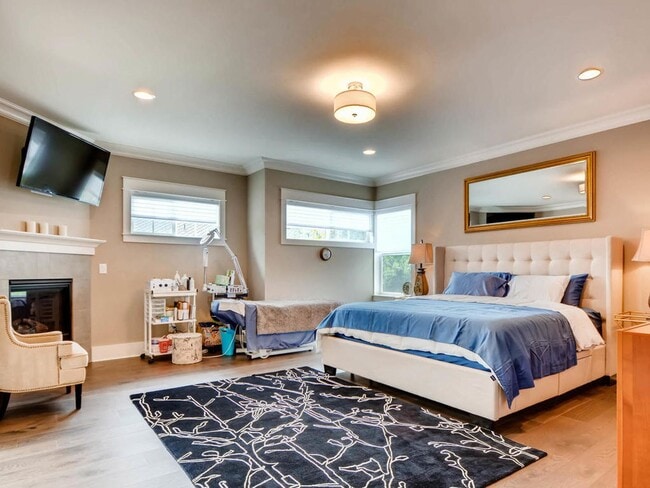 Building Photo - Highly desirable location and floor plan.