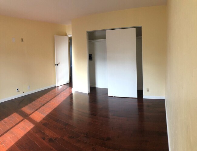 Building Photo - Great 2 bedroom condo, all utilities included, walking distance to Naval Postgraduate School and MPC