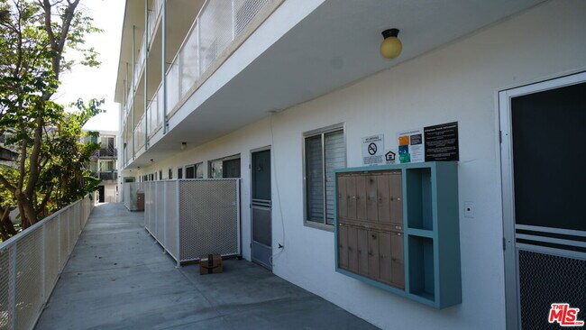 Building Photo - 844 6th St