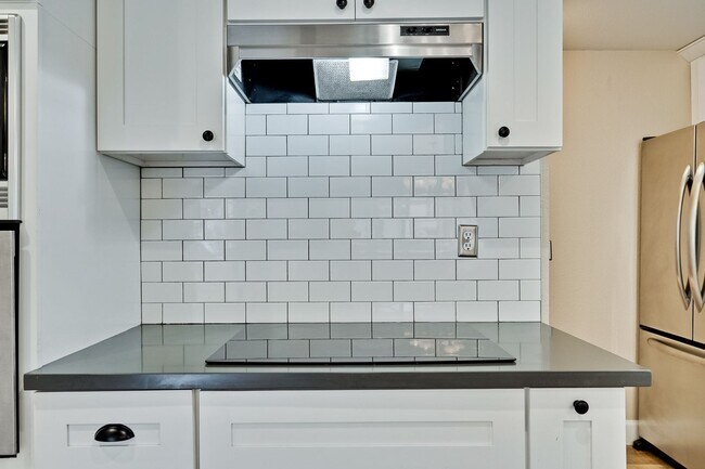 Building Photo - Welcome Home!!! - Modern and Spacious Gem! Townhouse with 2 Primary Bedrooms, Nice balcony, In re...