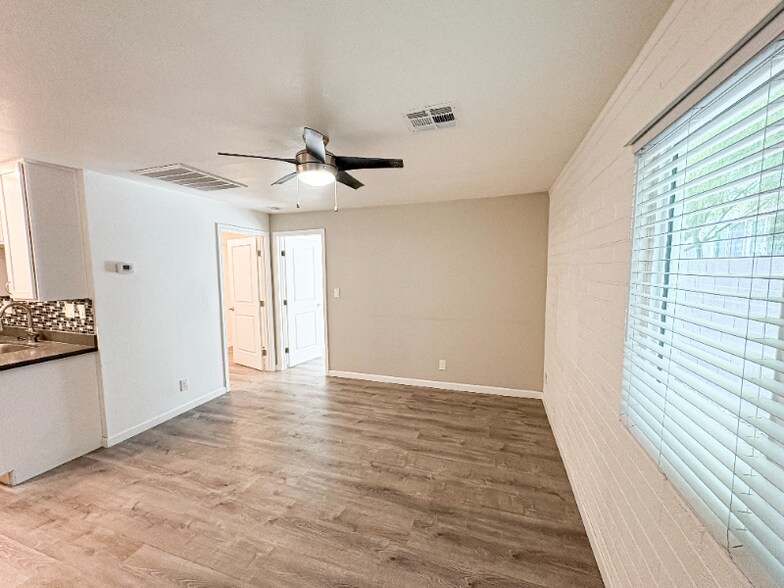 Building Photo - 2737 E Glenrosa Ave