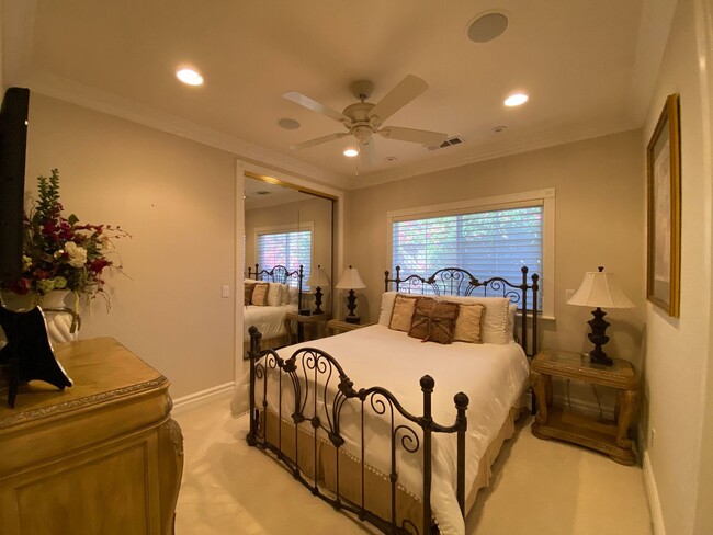 Building Photo - Gorgeous, Luxury and Furnished 3 bed 3 bat...