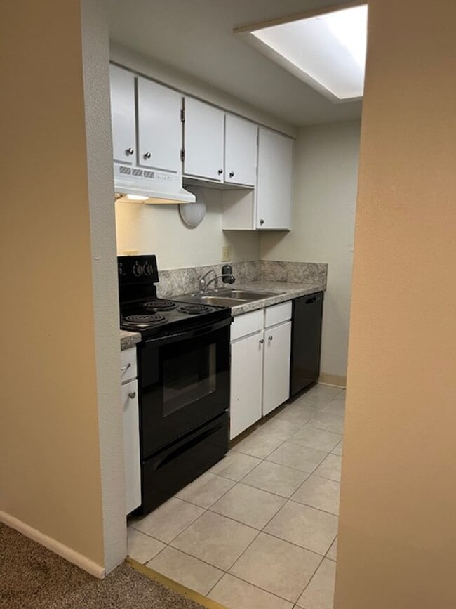 Building Photo - LOVELY spacious 2 bed/2 bath Westminster condo