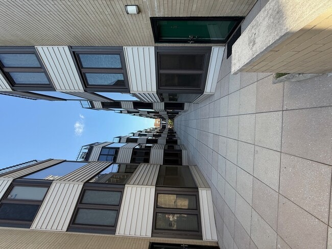 Building Photo - 5747 N Sheridan Rd