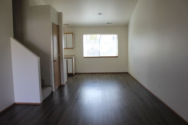 Building Photo - 4 bedroom 2 bath family home in quiet Scappoose neighborhood