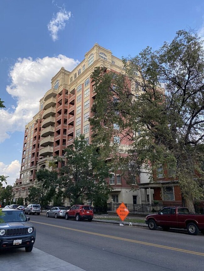 Building Photo - "Chic Urban Retreat: Stylish 1-Bed Condo with Hardwood Floors in the Heart of Denver!"