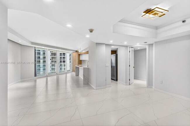 Building Photo - 16445 Collins Ave