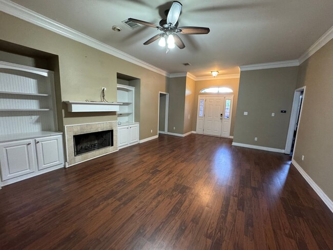 Building Photo - Gorgeous 3 Bedroom Home