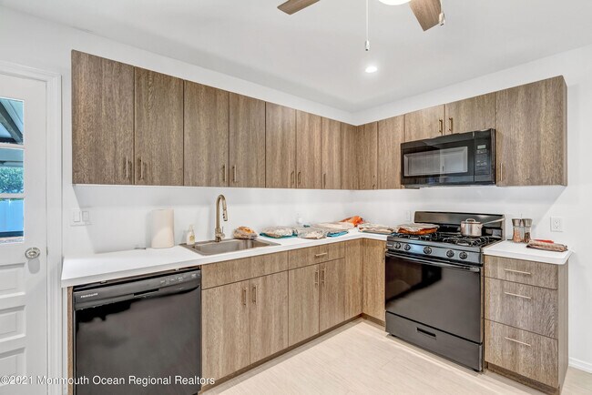 Building Photo - 410 Wells Ave