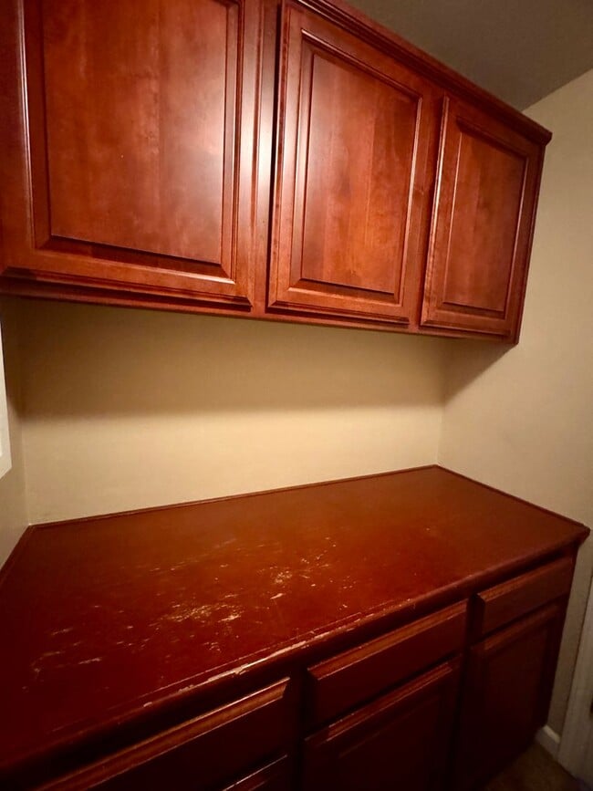 Building Photo - Spacious 3 Bedroom 3 Full Bathrooms Available Now!