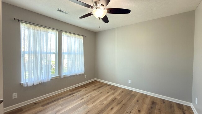 Building Photo - Spacious 3 Bed 2 Bath w/office