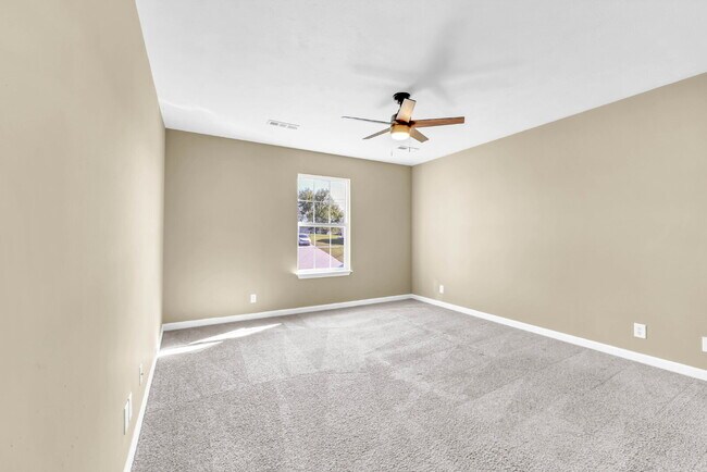 Building Photo - Amazing 3 bedroom 2 bathroom close to Fort...