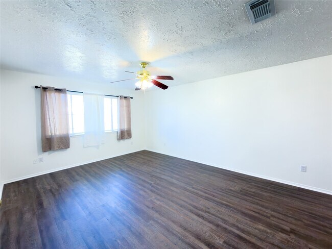 Building Photo - 13610 Piney Oaks Dr