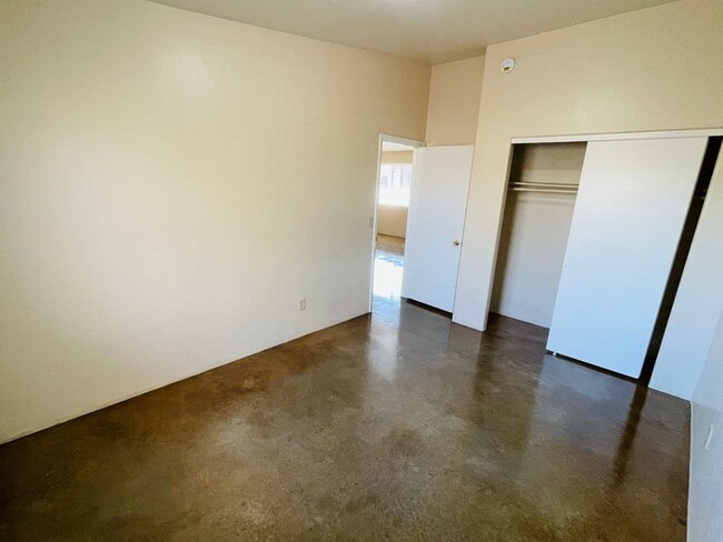 Building Photo - Single Family Home Style Unit w/ A/C, High...