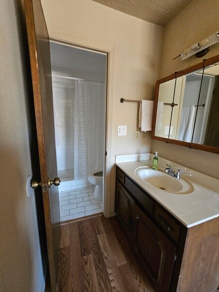 Master bathroom - 1556 Common Dr