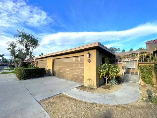 Building Photo - AVAILABLE NOW!  3 Bedroom 2 Bathroom Condo in Sunrise Country Club