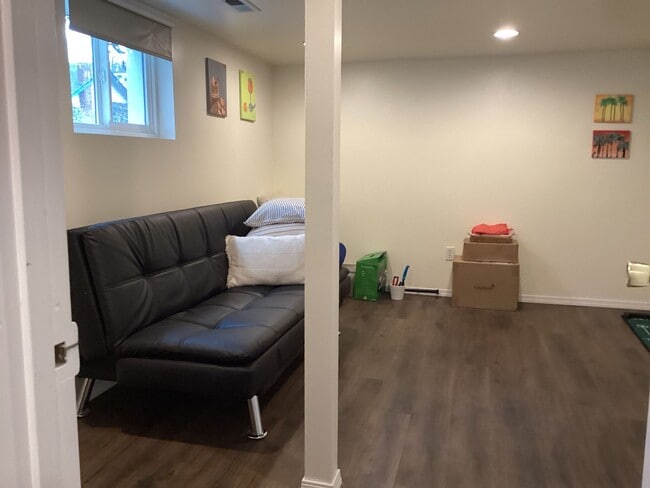 Building Photo - Cute 3 bedrooms, 2 baths walking distance to Greenlake