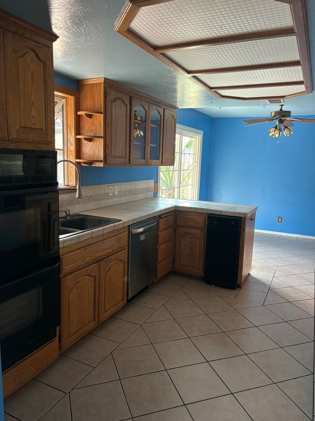 Building Photo - 4 B/R 2 1/2 BA House in Gridley AVAILABLE ...