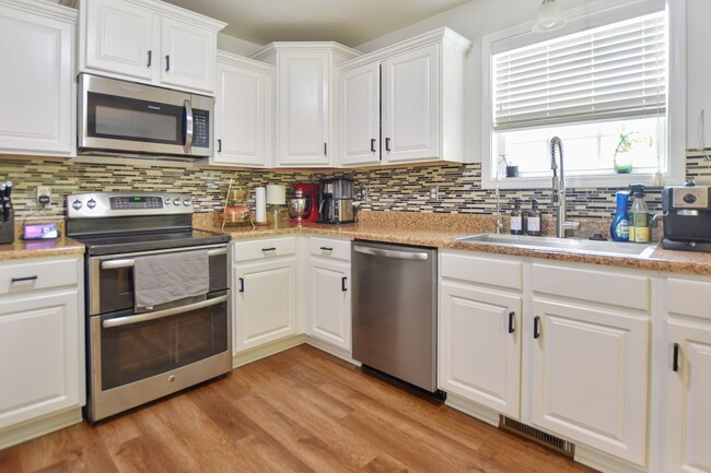 Building Photo - Pet Friendly Three Bedroom!