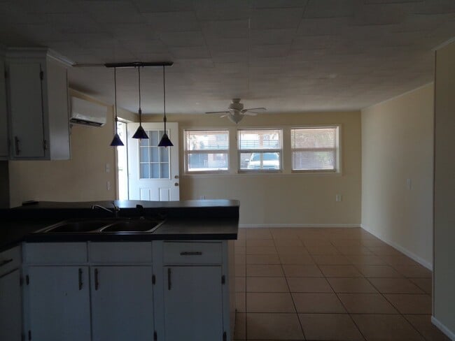 Building Photo - Nice updated unit on the north end of the Island