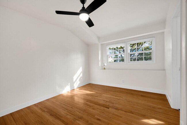 Building Photo - Desirable Fullerton Home 4 Bed 2 Bath w/ Pool & Jacuzzi