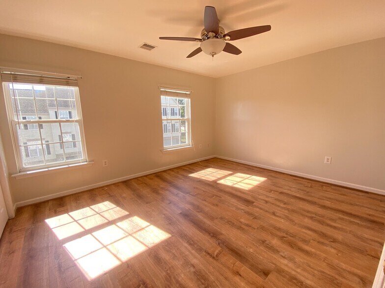 Building Photo - 2703 Equestrian Dr
