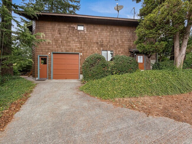 Building Photo - Super Sweet Cottage Living, Centrally Located!