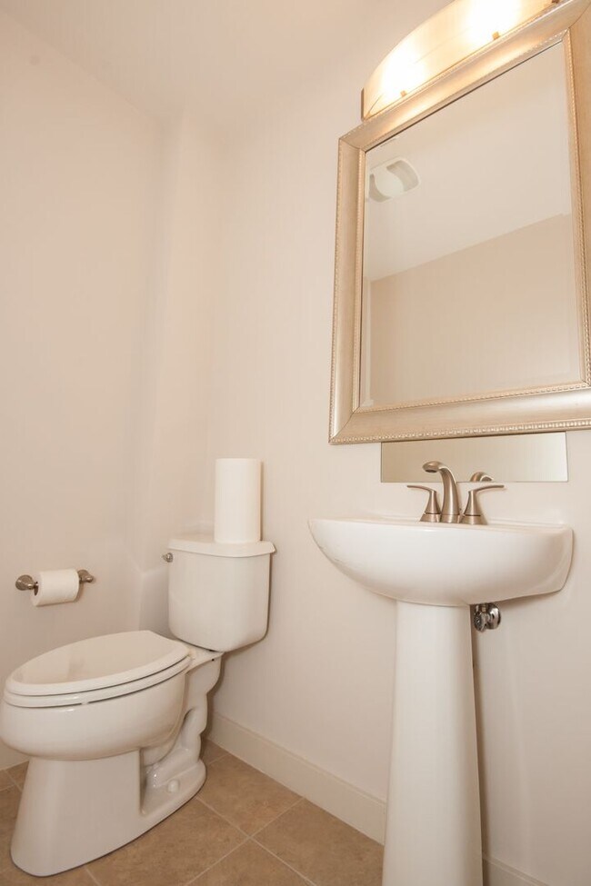 Building Photo - Stunning 17th Floor Views of Downtown in t...