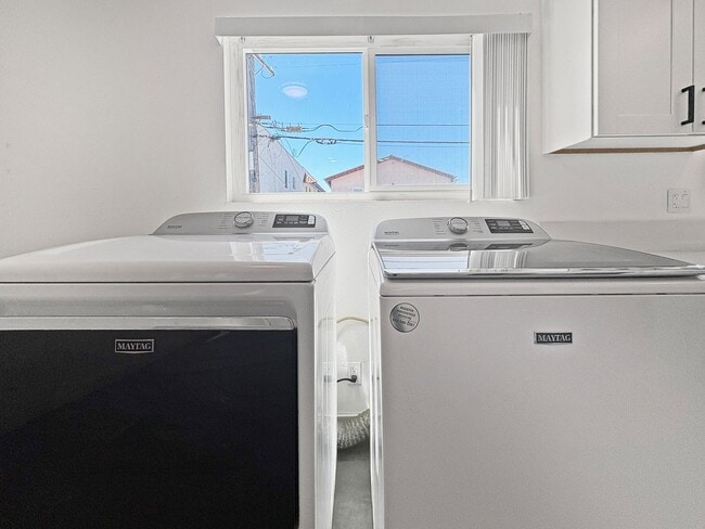 Building Photo - Bright & Modern 2B/1BA Upstairs Unit in th...
