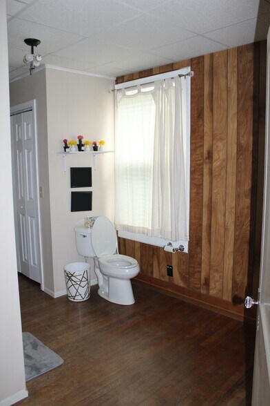 Bathroom #1 - 60 Pulliam St