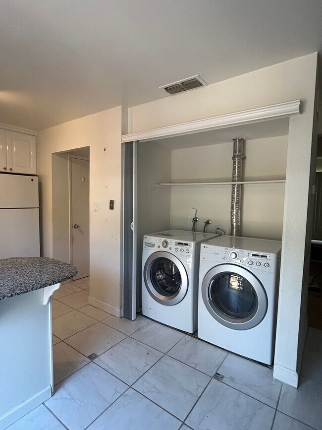 Building Photo - 8915 Salmon Falls Dr