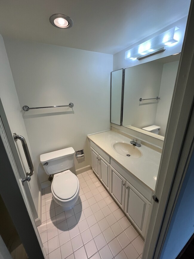 Bathroom 1 - 203 Yoakum Pky