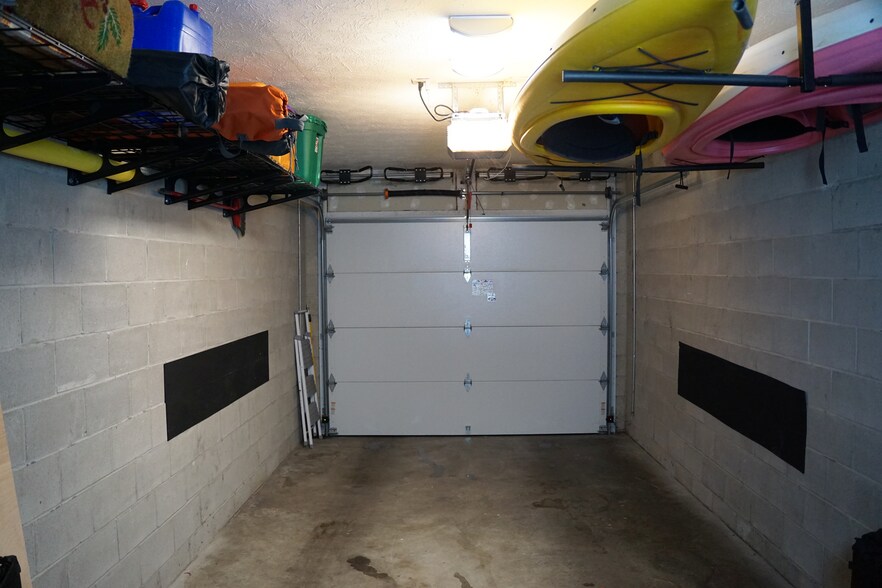 1 car garage - 1061 Reserve Way