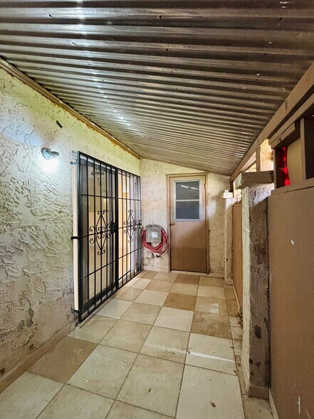 Building Photo - 1207 E Townley Ave