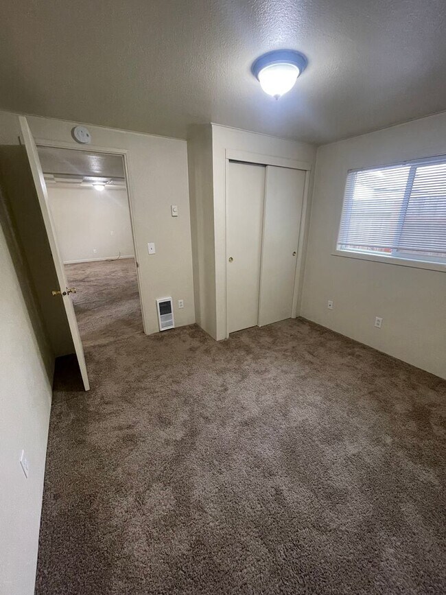 Building Photo - Do not miss this cozy 2 bedroom Lebanon Apartment!