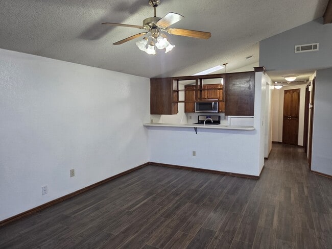 Building Photo - 2122 Meench Dr